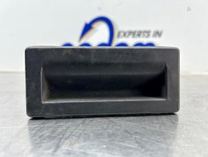 Begagnade Handtag, baklucka Skoda Octavia Combi (5EAC) 1.0 TSI 12V Pris € 50,00 Marginaltabell erbjuds av Gebr Opdam B.V.