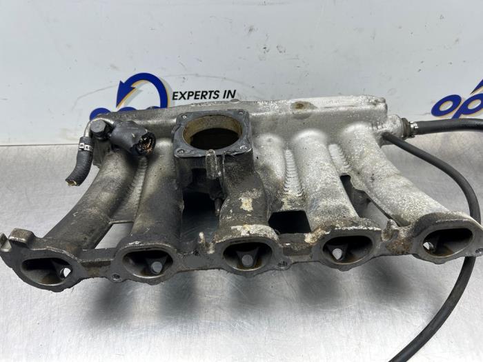 Insugsrör från en Volvo XC90 I 2.5 T 20V 2005