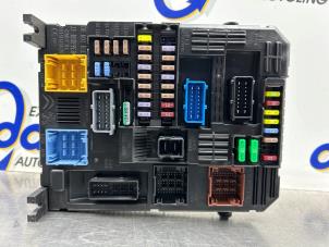 Używane Skrzynka bezpieczników Peugeot 208 II (UB/UH/UP) 1.2 Vti 12V PureTech 75 Cena € 150,00 Procedura marży oferowane przez Gebr Opdam B.V.