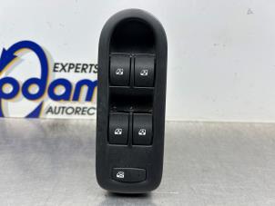 Gebruikte Raam schakelaar elektrisch Renault Scénic II (JM) 1.6 16V Prijs € 30,00 Margeregeling aangeboden door Gebr Opdam B.V.