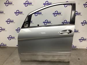 Begagnade Dörr, 4-dörrars, vänster fram Mercedes B (W245) 1.7 B-170 16V Pris € 200,00 Marginaltabell erbjuds av Gebr Opdam B.V.