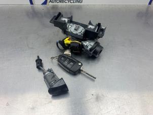 Begagnade Cylinderlåsuppsättning (komplett) Audi A1 Sportback (8XA/8XF) 1.0 TFSI Ultra 12V Pris € 174,00 Marginaltabell erbjuds av Gebr Opdam B.V.