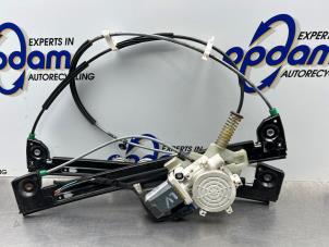 Używane Mechanizm szyby lewej przedniej wersja 2-drzwiowa BMW Mini One/Cooper (R50) 1.6 16V One Cena € 75,00 Procedura marży oferowane przez Gebr Opdam B.V.