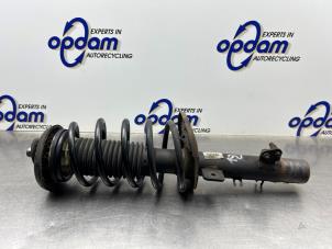 Gebruikte Schokdemperpoot rechts-voor Peugeot 207 SW (WE/WU) 1.6 16V Prijs € 50,00 Margeregeling aangeboden door Gebr Opdam B.V.