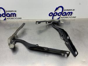 Begagnade Gångjärn, motorhuv Peugeot 207 SW (WE/WU) 1.4 16V Vti Pris € 35,00 Marginaltabell erbjuds av Gebr Opdam B.V.