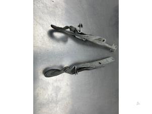 Begagnade Gångjärn, motorhuv Peugeot 207 SW (WE/WU) 1.6 16V Pris € 35,00 Marginaltabell erbjuds av Gebr Opdam B.V.