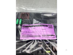 Gebruikte Zekeringkast Opel Vivaro 2.0 Diesel 145 Prijs € 211,75 Inclusief btw aangeboden door Gebr Opdam B.V.