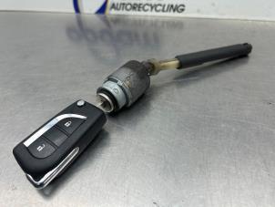 Gebruikte Slotmechaniek Motorkap Ford Focus 2 C+C 2.0 16V Prijs € 60,00 Margeregeling aangeboden door Gebr Opdam B.V.