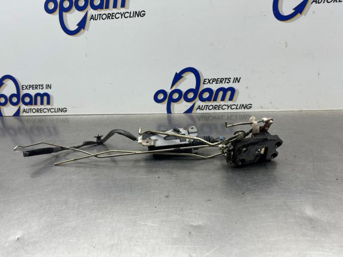 Dörrlåsmekanism, 4-dörrars, höger fram från en Hyundai Atos 1.1 12V 2004