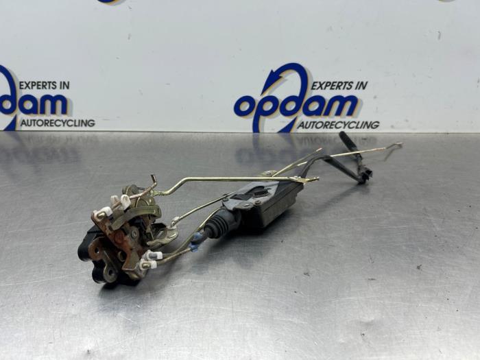 Dörrlåsmekanism, 4-dörrars, höger fram från en Hyundai Atos 1.1 12V 2004