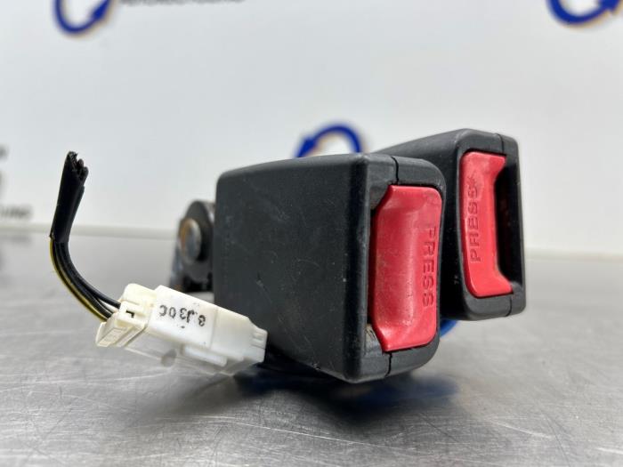 Bakre bältesspänne, höger från en Hyundai i20 1.2i 16V 2009