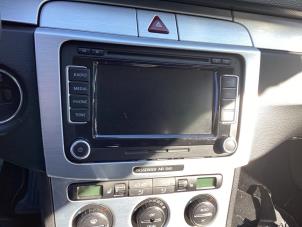 Gebruikte Display Multi Media regelunit Volkswagen Passat Variant (3C5) 3.2 FSI V6 32V 4Motion Prijs op aanvraag aangeboden door Gebr Opdam B.V.
