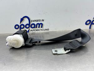 Gebruikte Veiligheidsgordel midden-achter Mazda 2 (DE) 1.3 16V S-VT Prijs € 50,00 Margeregeling aangeboden door Gebr Opdam B.V.