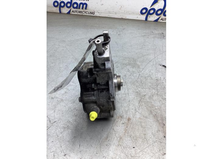 Brandstofpomp Mechanisch van een Volkswagen Caddy Combi III (2KB,2KJ) 1.9 TDI 2005
