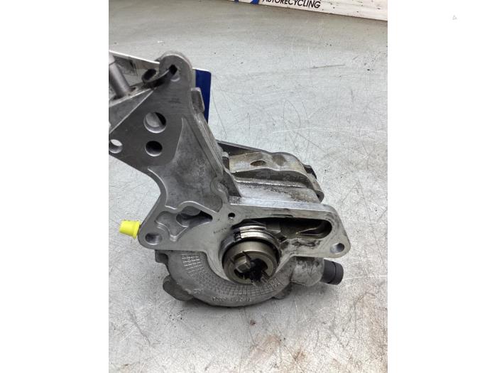 Brandstofpomp Mechanisch van een Volkswagen Caddy Combi III (2KB,2KJ) 1.9 TDI 2005