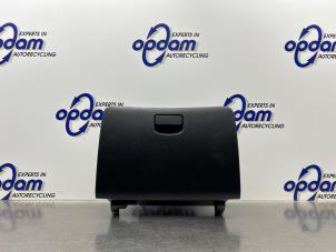 Używane Schowek w desce rozdzielczej Daihatsu Cuore (L251/271/276) 1.0 12V DVVT Cena € 30,00 Procedura marży oferowane przez Gebr Opdam B.V.