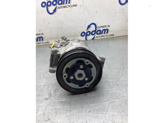 Aircopomp van een Audi Q3 (F3B) 1.5 35 TFSI 16V 2019