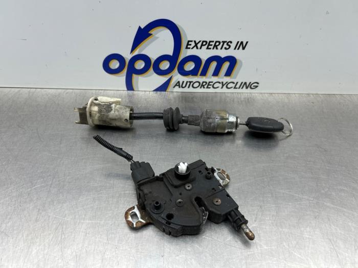 Slotmechaniek Motorkap van een Ford Focus C-Max 1.8 16V 2006