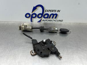 Gebruikte Slotmechaniek Motorkap Ford Focus C-Max 1.8 16V Prijs € 100,00 Margeregeling aangeboden door Gebr Opdam B.V.