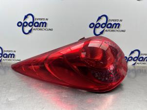 Gebruikte Achterlicht links Peugeot 207 SW (WE/WU) 1.6 16V VTRi Prijs € 50,00 Margeregeling aangeboden door Gebr Opdam B.V.