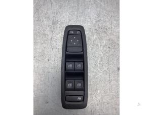 Gebruikte Elektrisch Raam Schakelaar Renault Scénic IV (RFAJ) 1.2 TCE 115 16V Prijs € 50,00 Margeregeling aangeboden door Gebr Opdam B.V.