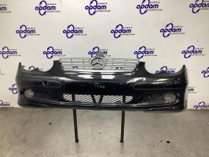 Używane Zderzak przedni Mercedes C Sportcoupé (C203) 1.8 C-180K 16V Cena € 125,00 Procedura marży oferowane przez Gebr Opdam B.V.