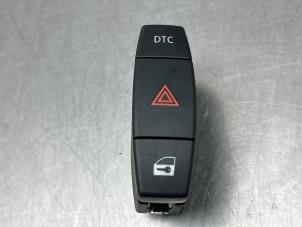 Begagnade Nödbelysningsbrytare BMW 1 serie (E87/87N) 118i 16V Pris € 20,00 Marginaltabell erbjuds av Gebr Opdam B.V.