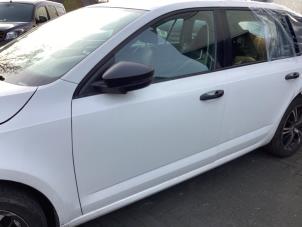 Używane Drzwi lewe przednie wersja 4-drzwiowa Skoda Octavia Combi (5EAC) 1.2 TSI 16V Cena € 700,00 Procedura marży oferowane przez Gebr Opdam B.V.