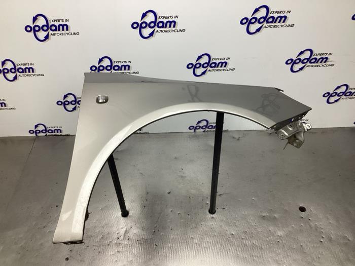 Framskärm, höger från en Skoda Fabia II (5J) 1.6i 16V 2010