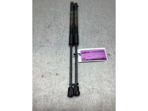 Gebruikte Set Gasdempers Achterklep Kia Niro I (DE) E-Niro 64 kWh Prijs € 50,00 Margeregeling aangeboden door Gebr Opdam B.V.