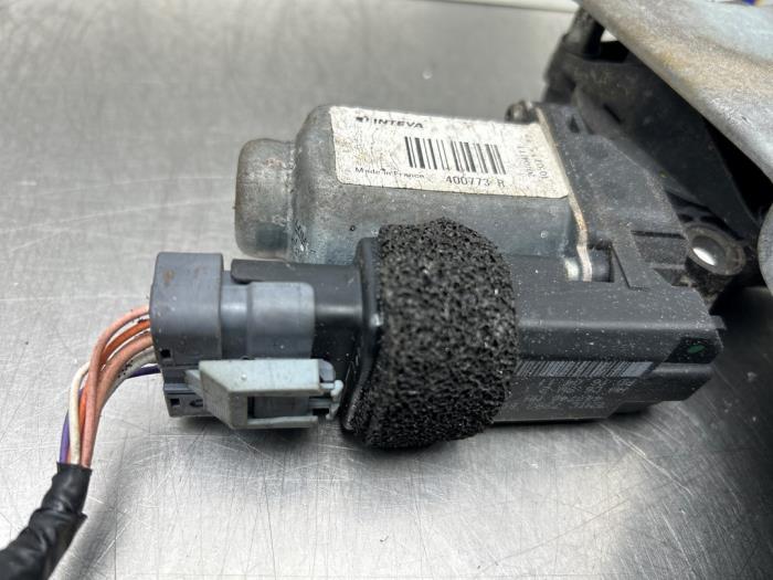 Raammechaniek 2Deurs links-achter van een Renault Megane II CC (EM) 2.0 16V 2004