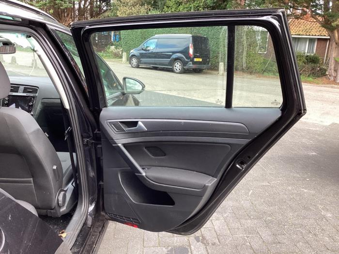 Bakdörr, 4-dörrars, höger från en Volkswagen Golf VII Variant (AUVV) 1.0 TSI 12V BlueMotion Technology 2020