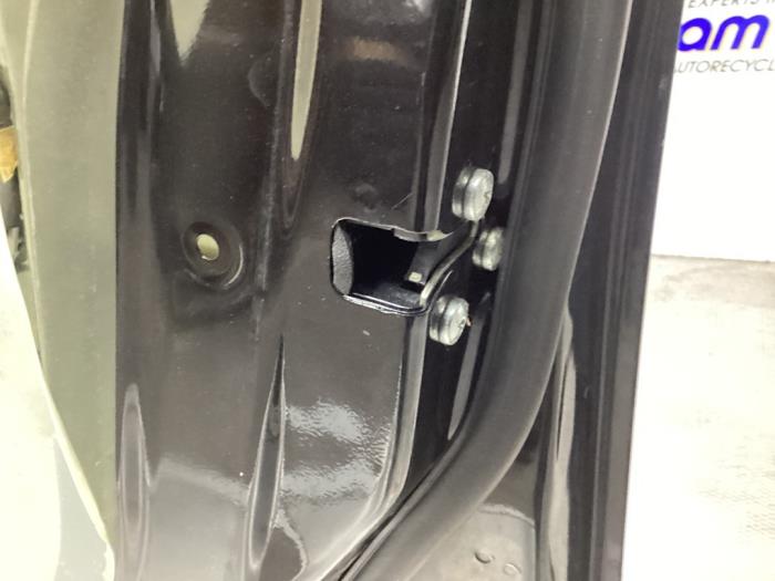 Dörrlåsmekanism, 4-dörrars, höger fram från en Chevrolet Spark (M300) 1.0 16V Bifuel 2011