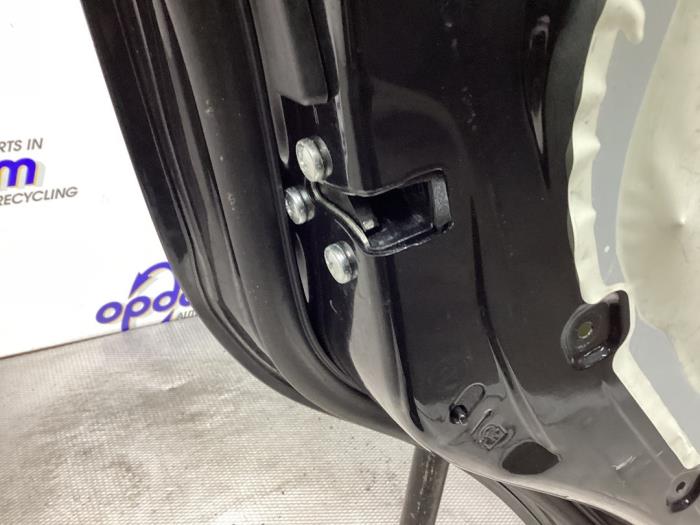 Dörrlåsmekanism, 4-dörrars, vänster bak från en Chevrolet Spark (M300) 1.0 16V Bifuel 2011