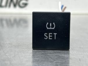 Gebruikte Bandenspanning schakelaar Volkswagen Polo V (6R) 1.4 TSI 16V BlueGT Prijs € 25,00 Margeregeling aangeboden door Gebr Opdam B.V.