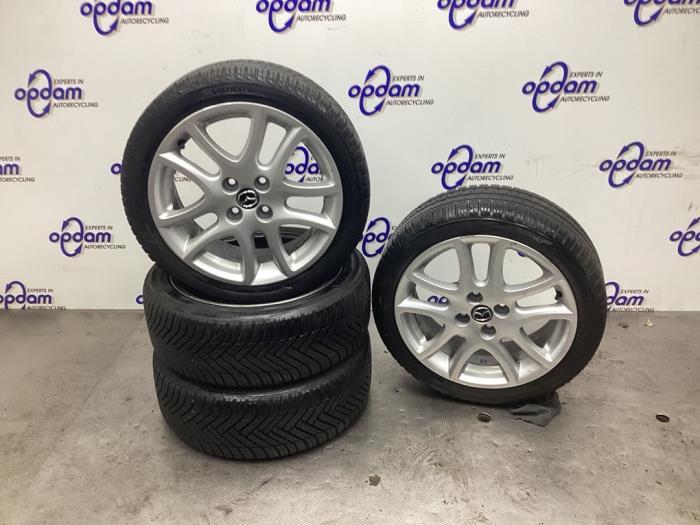 Zestaw felg sportowych + opony zimowe z Mazda 2 (DE) 1.3 16V MZR 2014