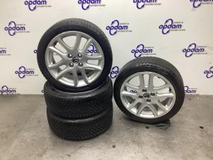 Używane Zestaw felg sportowych + opony zimowe Mazda 2 (DE) 1.3 16V MZR Cena € 350,00 Procedura marży oferowane przez Gebr Opdam B.V.
