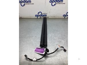 Begagnade Set med gasfjädrar, baklucka Lynk &amp; Co 01 1.5 PHEV Pris € 300,00 Marginaltabell erbjuds av Gebr Opdam B.V.