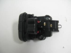 Używane Kierownica multifunkcyjna Nissan Almera (N16) 1.8 16V Cena na żądanie oferowane przez Gebr Opdam B.V.