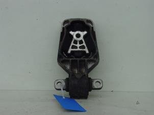 Gebruikte Versnellingsbak Steun Mercedes A (W176) 1.6 A-200 16V Prijs € 30,00 Margeregeling aangeboden door Gebr Opdam B.V.