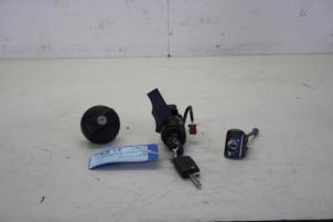 Używane Zestaw wkladek zamka (kompletny) Peugeot 207/207+ (WA/WC/WM) 1.4 Cena € 40,00 Procedura marży oferowane przez Gebr Opdam B.V.