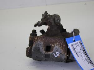 Begagnade Bakre bromsok, vänster Toyota Corolla Wagon (EB/WZ/CD) 1.6 16V VVT-i Pris € 40,00 Marginaltabell erbjuds av Gebr Opdam B.V.