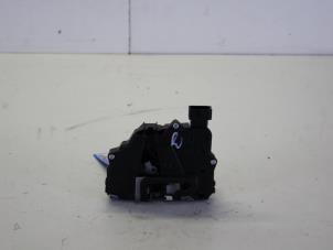 Begagnade Dörrlåsmekanism, 4-dörrars, höger fram Fiat Grande Punto (199) 1.4 Pris på förfrågan erbjuds av Gebr Opdam B.V.