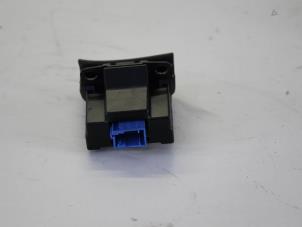 Begagnade Brytare, parkeringsbroms Renault Espace (JK) 3.0 dCi V6 24V Grand Espace Pris € 30,00 Marginaltabell erbjuds av Gebr Opdam B.V.