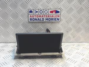 Używane Wyswietlacz jednostki multimedialnej Audi A3 Sportback (8VA/8VF) 2.0 TFSI Ultra 16V Cena € 295,00 Procedura marży oferowane przez Automaterialen Ronald Morien B.V.