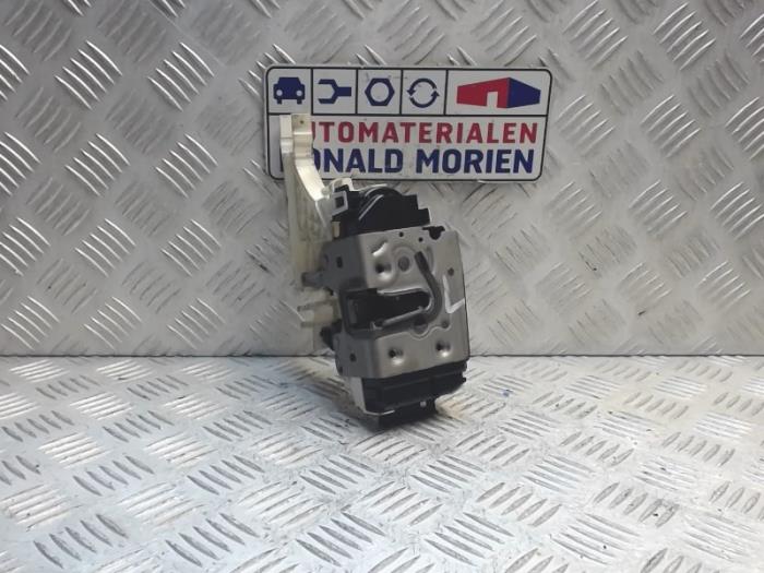 Dörrlåsmekanism, 4-dörrars, vänster fram från en Mercedes-Benz Sprinter 4,6t (906.65) 419 CDI V6 24V 2018