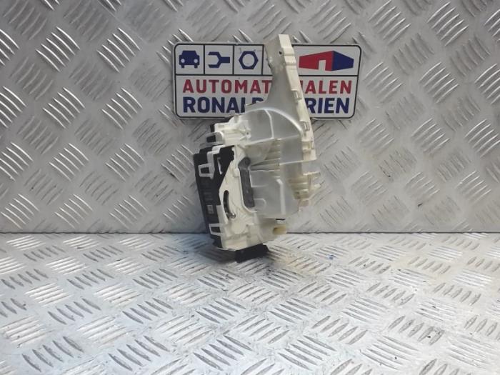 Dörrlåsmekanism, 4-dörrars, vänster fram från en Mercedes-Benz Sprinter 4,6t (906.65) 419 CDI V6 24V 2018