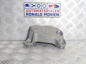 Begagnade Fäste, växellåda Opel Astra K 1.4 16V Pris € 15,00 Marginaltabell erbjuds av Automaterialen Ronald Morien B.V.