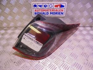 Gebruikte Achterlicht rechts Opel Crossland (X) 1.2 12V Prijs € 45,00 Margeregeling aangeboden door Automaterialen Ronald Morien B.V.