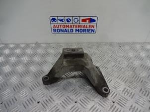 Używane Wspornik skrzyni biegów Ford Mondeo IV Wagon 2.0 16V Cena € 15,00 Procedura marży oferowane przez Automaterialen Ronald Morien B.V.